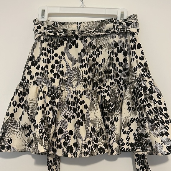 Express Black And White Animal Print Mini Skort, Size 2 - Picture 7 of 10